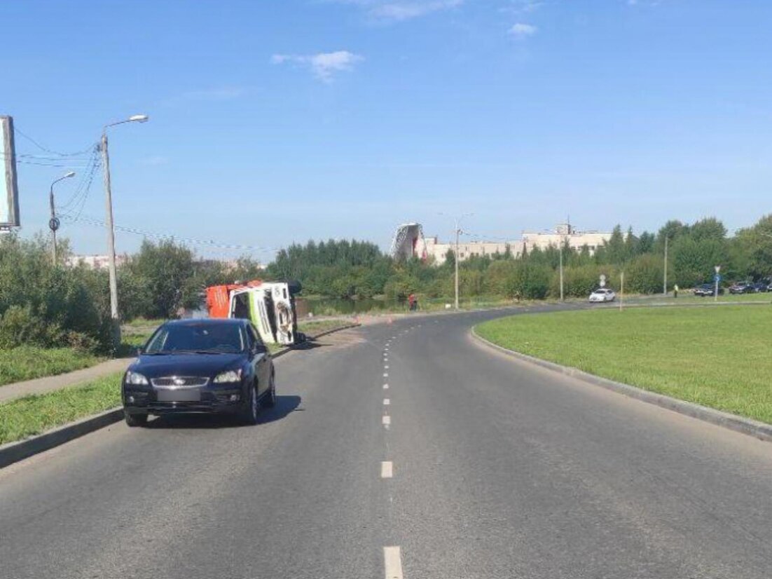 В Северодвинске мусоровоз задел бордюр и опрокинулся