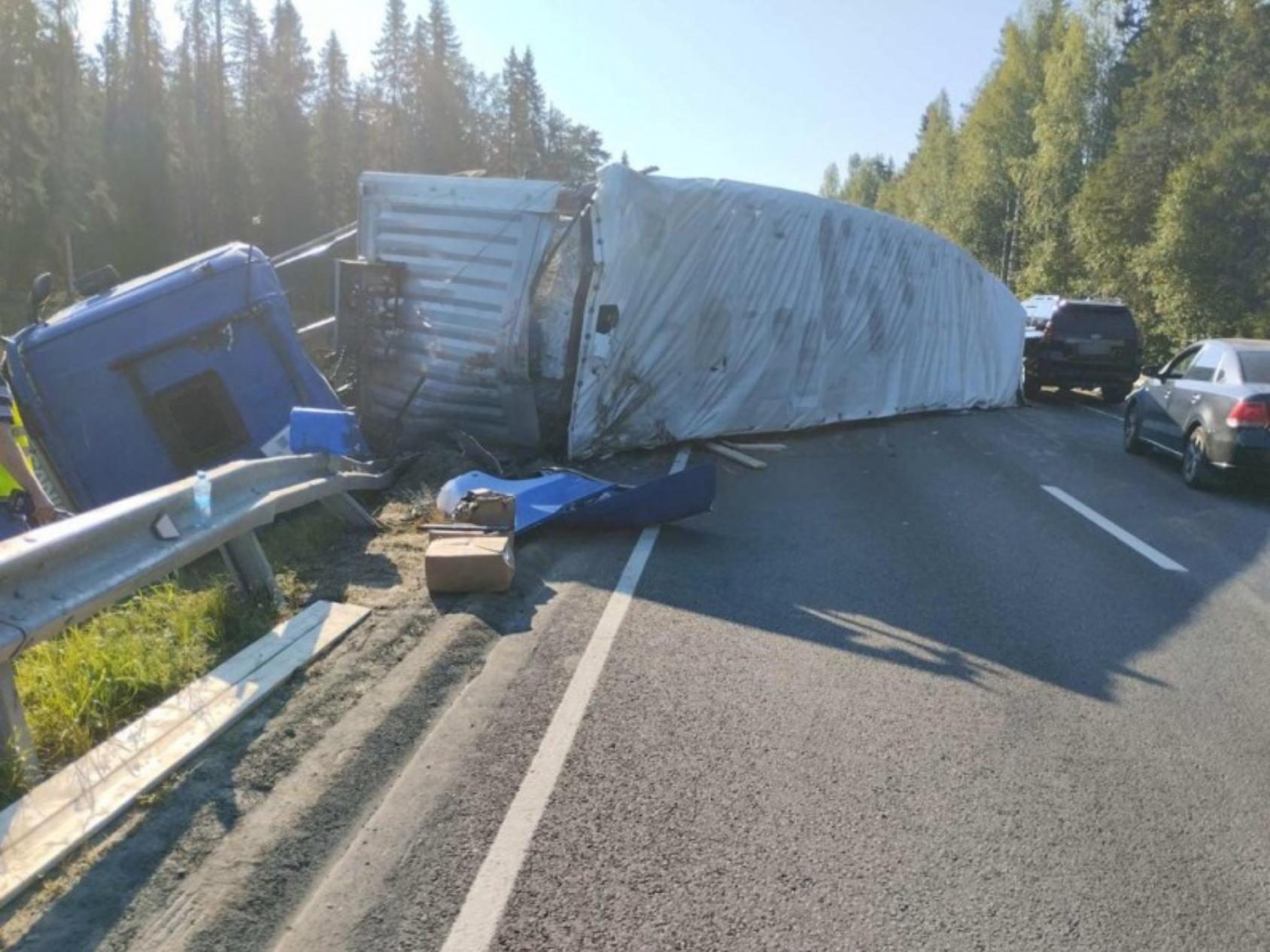 В Холмогорском районе грузовик попал в ДТП и перекрыл трассу М8