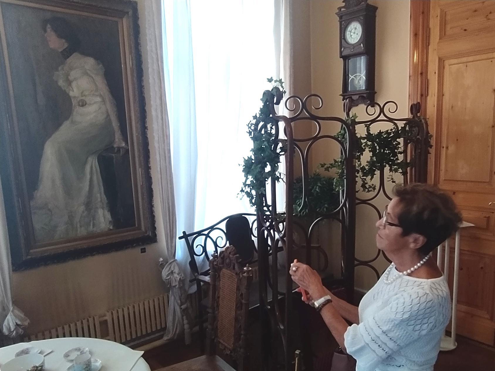 Виолетта Пригожина у единственной картины Александра Вахрамеева, которая выставлена в Архангельске