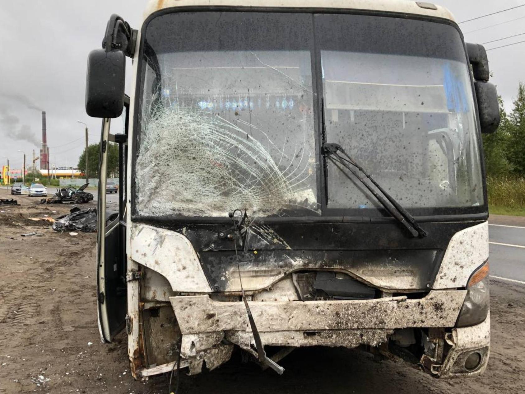 Под Северодвинском пассажирский автобус столкнулся с легковым автомобилем