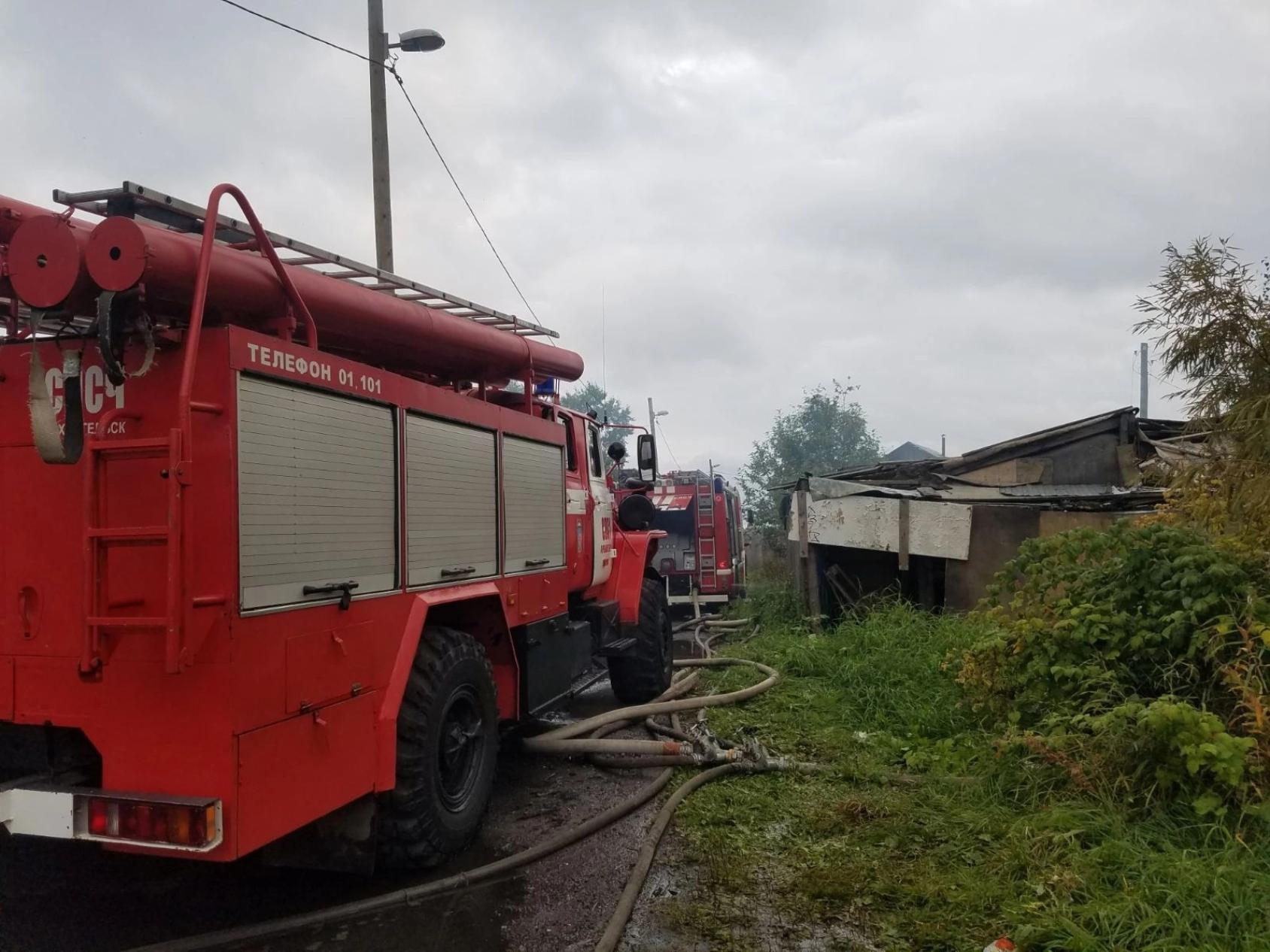 На окраине Архангельска сгорел деревянный дом — из-за пожара временно  перекрывали Ленинградский проспект