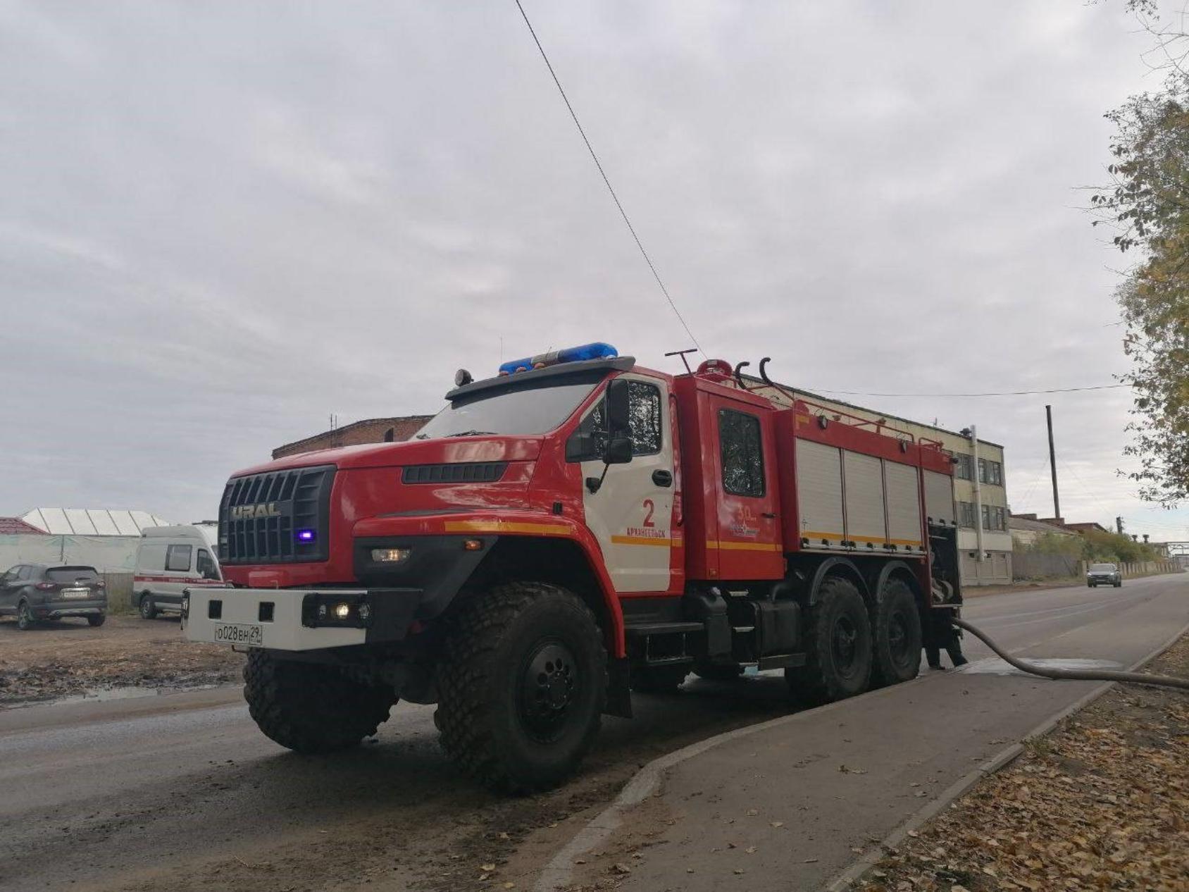 В Архангельске утром загорелся очередной деревянный дом