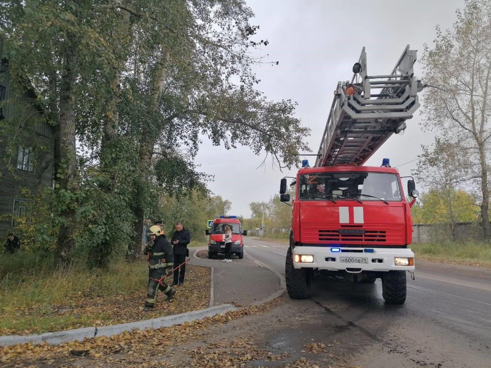 В Архангельске утром загорелся очередной деревянный дом