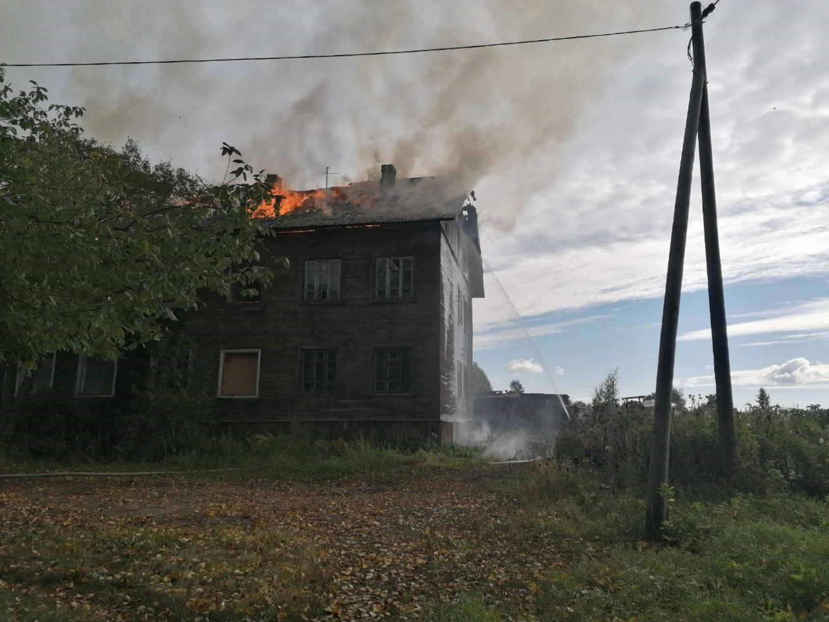 В Архангельске утром загорелся очередной деревянный дом